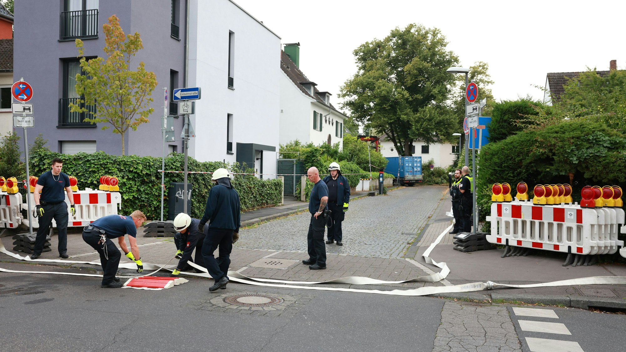 17.07.2025, Köln: Unweit der Universitätsklinik Köln, am Lindenhof, wurde eine 250kg schwere Bombe aus dem Zweiten Weltkrieg gefunden.
Am Fundort der Bombe werden Container aufgestellt, die von der Feuerwehr mit Wasser befüllt werden, um bei einer Explosion die Druckwelle zu abzufangen.
Foto: Michael Bause