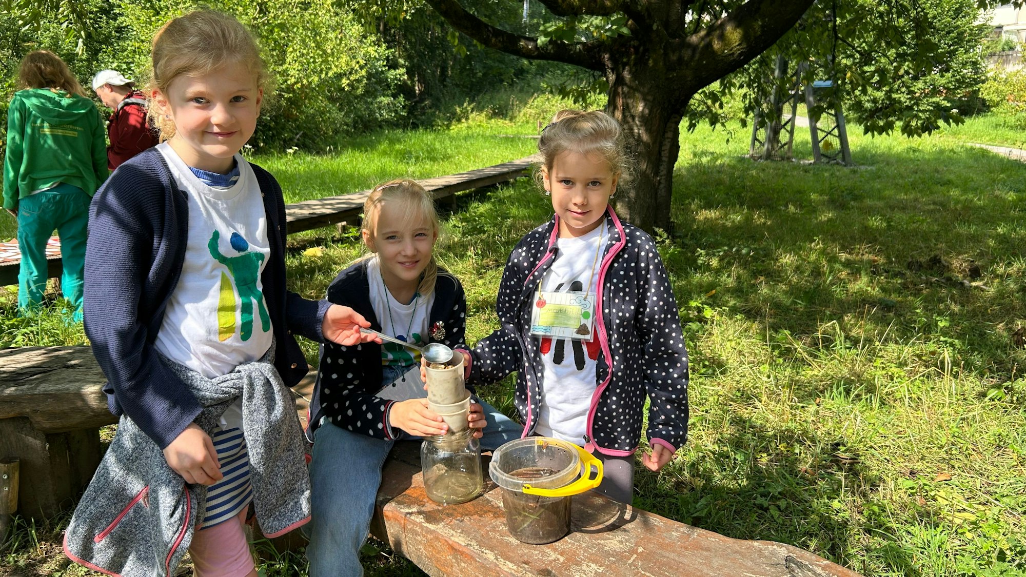 Die Schülerinnen Frieda (7, ganz links), Paula (9) und Mathilda (7) haben einen Wasserfilter gebaut.