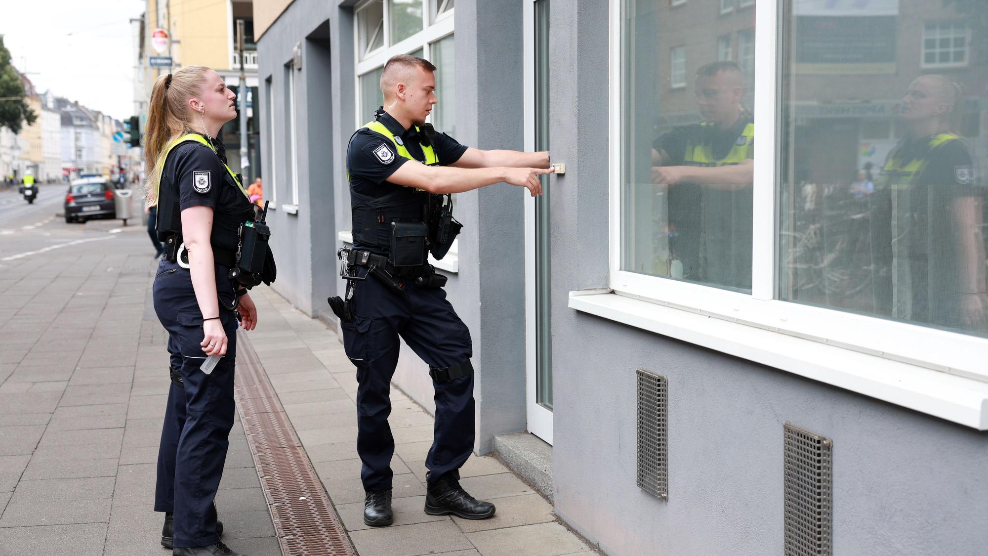 17.07.2025, Köln: Unweit der Universitätsklinik Köln, am Lindenhof, wurde eine 250kg schwere Bombe aus dem Zweiten Weltkrieg gefunden.
Klingelrundgang mit dem Ordnungsamt an der Zülpicher Straße.
Foto: Michael Bause