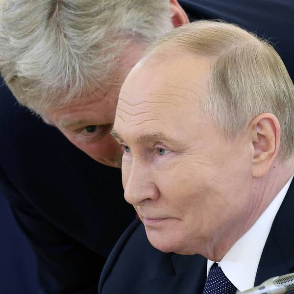 Kremlchef Wladimir Putin zusammen mit Kremlsprecher Dmitri Peskow. (Archivbild)