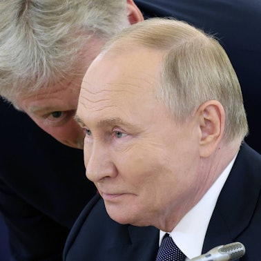 Kremlchef Wladimir Putin zusammen mit Kremlsprecher Dmitri Peskow. (Archivbild)