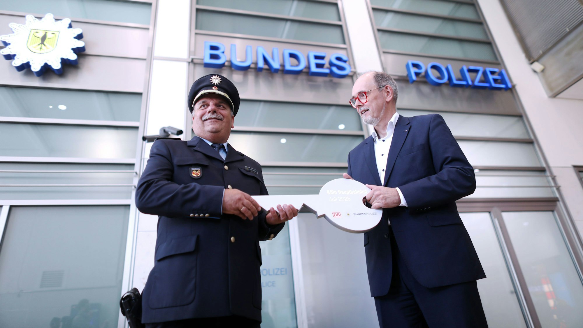 17.07.2025, Köln: Udo Pelzer und Kai Rossmann (v.l. bei der Einweihung der neue Wache der Bundespolizei im Kölner Hauptbahnhof. Foto: Arton Krasniqi