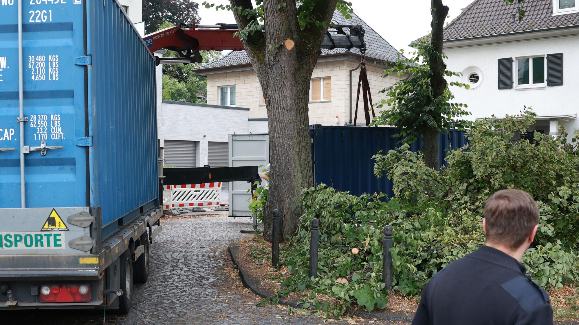 17.07.2025, Köln: Unweit der Universitätsklinik Köln, am Lindenhof, wurde eine 250kg schwere Bombe aus dem Zweiten Weltkrieg gefunden.
Am Fundort der Bombe werden Container aufgestellt, die mit Wasser gefüllt werden um bei einer Explosion die Druckwelle zu abzufangen.
Foto: Michael Bause