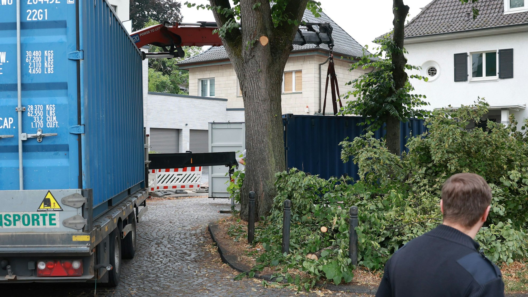 17.07.2025, Köln: Unweit der Universitätsklinik Köln, am Lindenhof, wurde eine 250kg schwere Bombe aus dem Zweiten Weltkrieg gefunden.
Am Fundort der Bombe werden Container aufgestellt, die mit Wasser gefüllt werden um bei einer Explosion die Druckwelle zu abzufangen.
Foto: Michael Bause