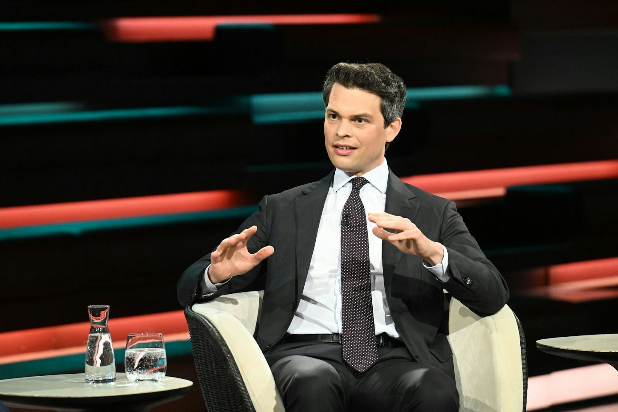 CDU-Politiker Christoph Ploß stellte sich am Mittwochabend der Kritik an seiner Partei und erklärte, das die Debatte in der Unionsfraktion „rein sachlich und inhaltlich“ gewesen sei. (Bild: ZDF / Cornelia Lehmann)