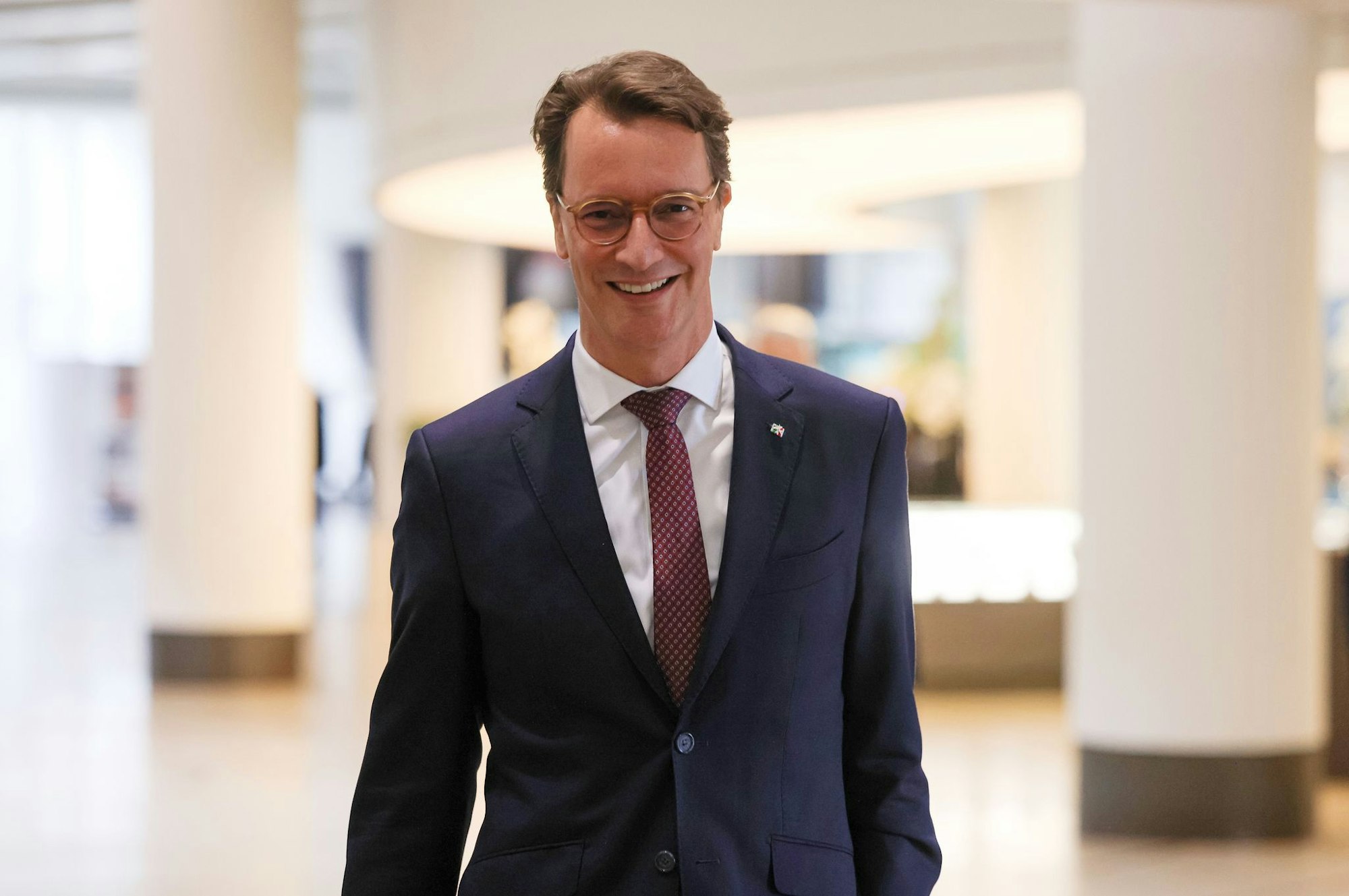 NRW-Ministerpräsident Hendrik Wüst (CDU) lacht gern - oft auch über sich selbst, wie er sagt. (Archivbild)