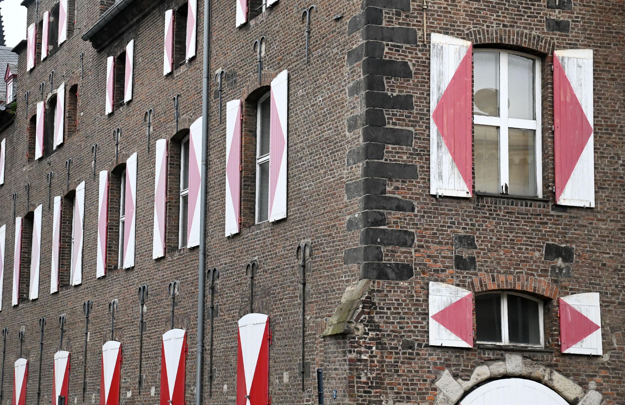 12.07.2024 Köln. Die Fensterläden am Zeughaus sind teilweise in einem maroden Zustand. Foto: Alexander Schwaiger