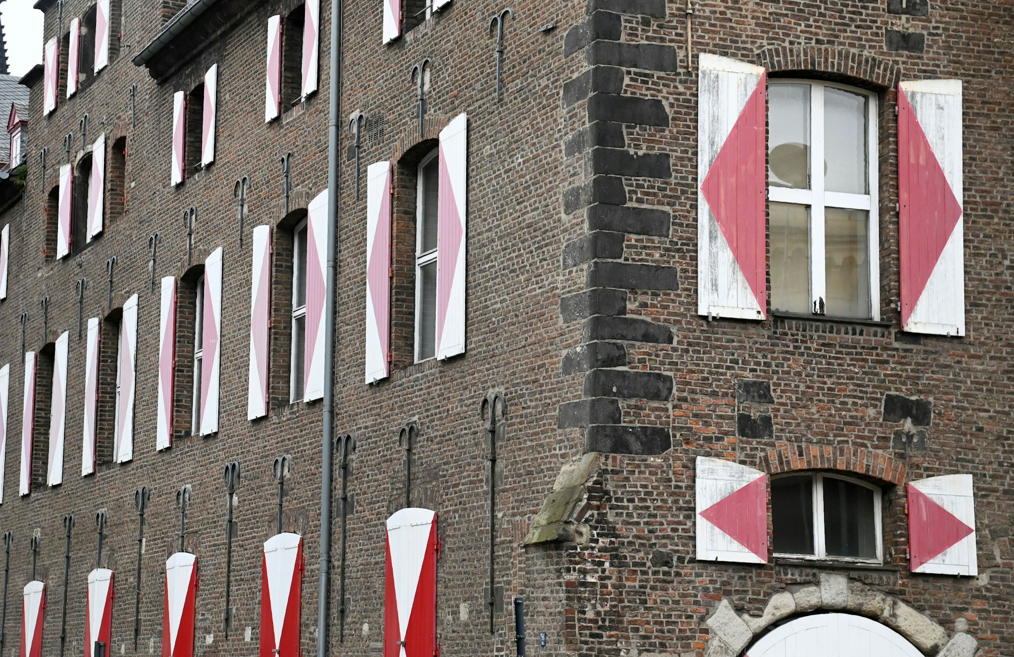 12.07.2024 Köln. Die Fensterläden am Zeughaus sind teilweise in einem maroden Zustand. Foto: Alexander Schwaiger