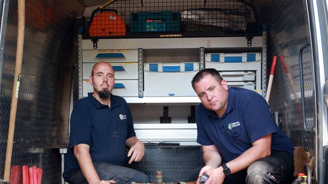17.07.2025, Köln: Unweit der Universitätsklinik Köln, am Lindenhof, wurde eine 250kg schwere Bombe aus dem Zweiten Weltkrieg gefunden.
Die entschärfte Bombe mit v.l.n.r. Markus Schmitz und Martin Bartels vom Kampfmittelräumdienst.
Foto: Michael Bause