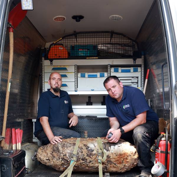 17.07.2025, Köln: Unweit der Universitätsklinik Köln, am Lindenhof, wurde eine 250kg schwere Bombe aus dem Zweiten Weltkrieg gefunden.
Die entschärfte Bombe mit v.l.n.r. Markus Schmitz und Martin Bartels vom Kampfmittelräumdienst.
Foto: Michael Bause