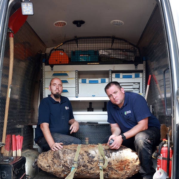 17.07.2025, Köln: Unweit der Universitätsklinik Köln, am Lindenhof, wurde eine 250kg schwere Bombe aus dem Zweiten Weltkrieg gefunden.
Die entschärfte Bombe mit v.l.n.r. Markus Schmitz und Martin Bartels vom Kampfmittelräumdienst.
Foto: Michael Bause