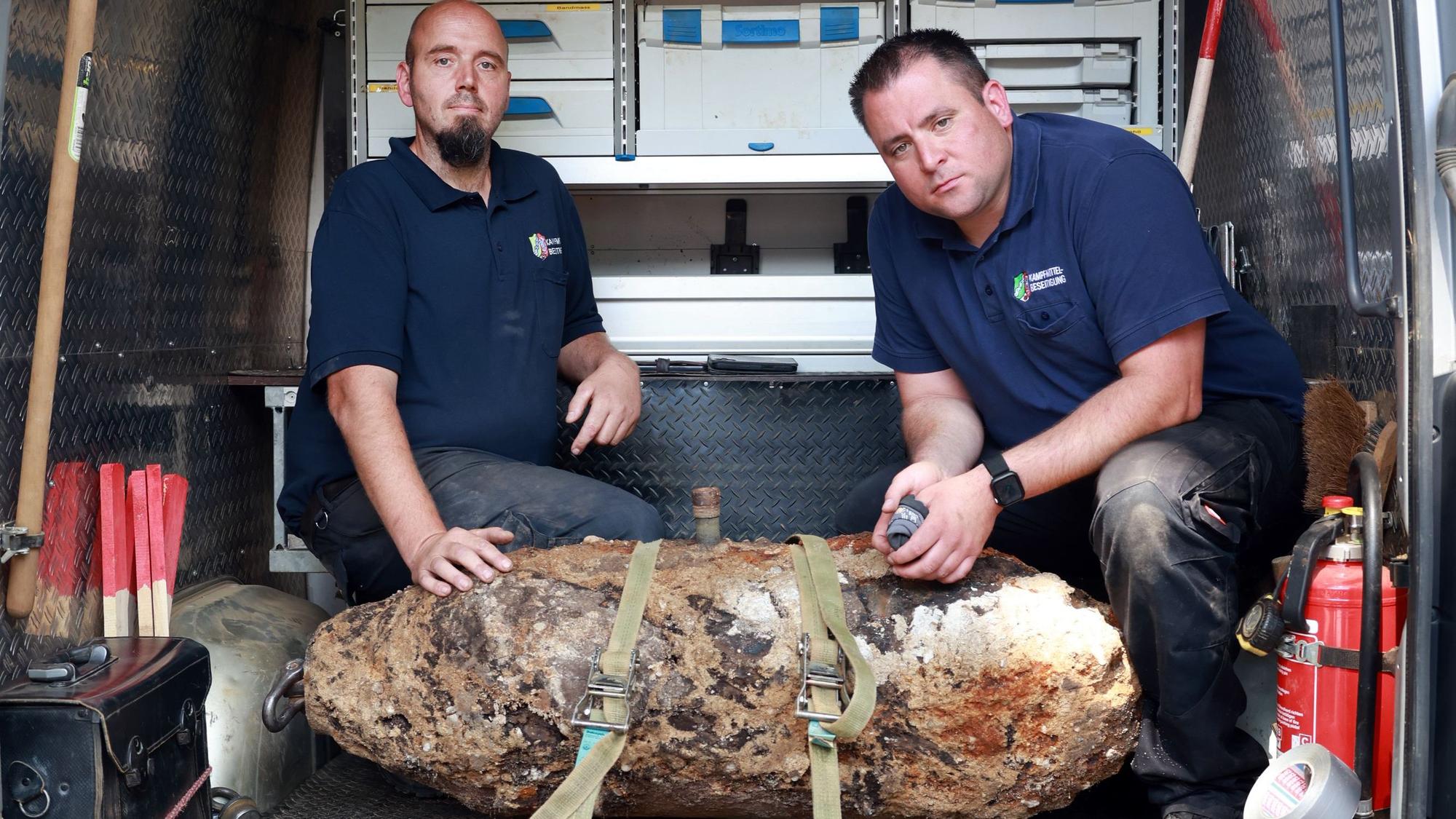 17.07.2025, Köln: Unweit der Universitätsklinik Köln, am Lindenhof, wurde eine 250kg schwere Bombe aus dem Zweiten Weltkrieg gefunden.
Die entschärfte Bombe mit v.l.n.r. Markus Schmitz und Martin Bartels vom Kampfmittelräumdienst.
Foto: Michael Bause