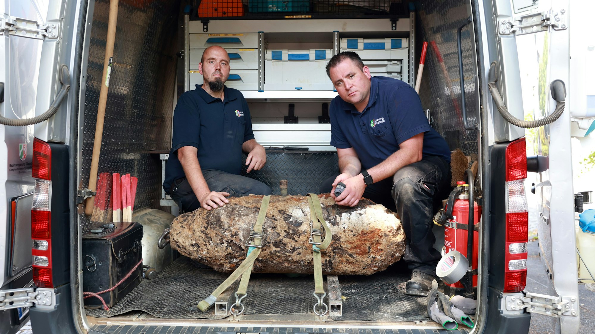 Zwei Mitarbeiter von einem Kampfmittelräumdienst haben einen Blindgänger entschärft.