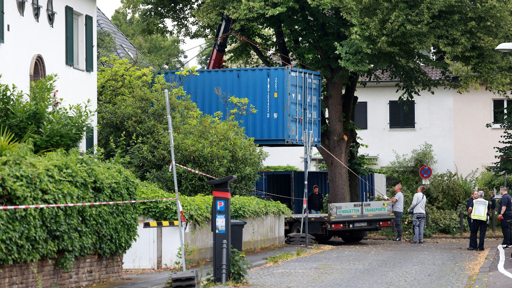 17.07.2025, Köln: Unweit der Universitätsklinik Köln, am Lindenhof, wurde eine 250kg schwere Bombe aus dem Zweiten Weltkrieg gefunden.
Am Fundort der Bombe werden Container aufgestellt, die mit Wasser gefüllt werden um bei einer Explosion die Druckwelle zu abzufangen.
Foto: Michael Bause