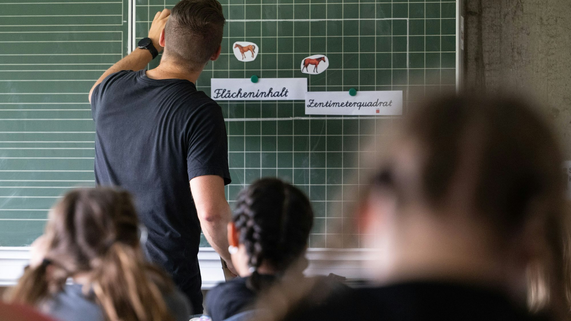 Ein Lehrer macht im Unterricht einer vierten Klasse einer Grundschuleckt. (Symbolbild)