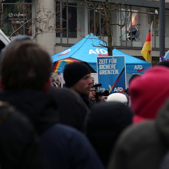 Archivbild: Wahlkampfstand der AfD in Düsseldorf mit Gegendemonstranten im Februar.
