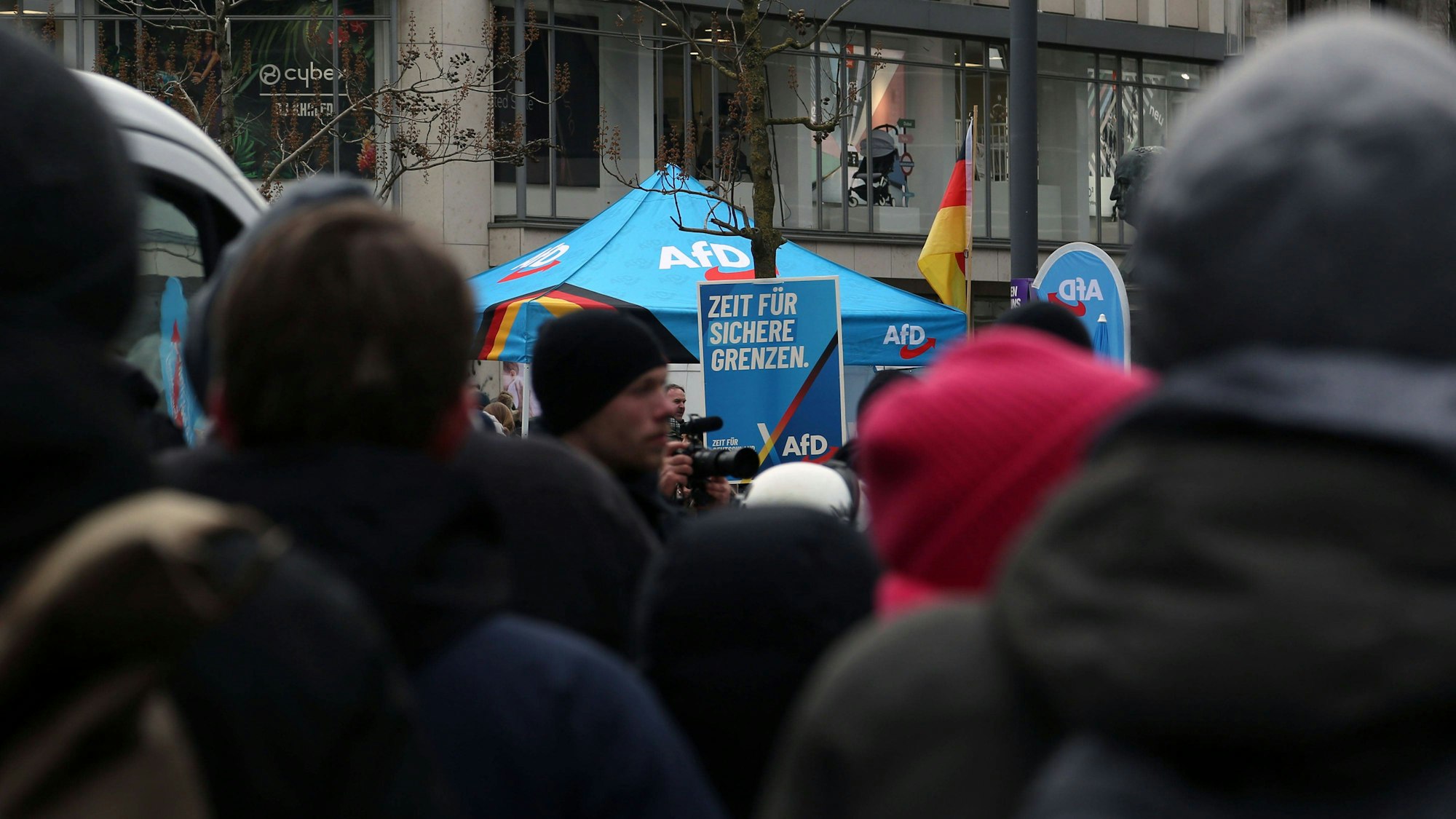 Archivbild: Wahlkampfstand der AfD in Düsseldorf mit Gegendemonstranten im Februar.