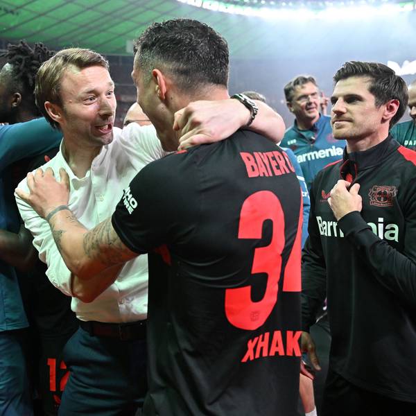 Simon Rolfes und Granit Xhaka nach dem Sieg im DFB-Pokalfinale 2024.