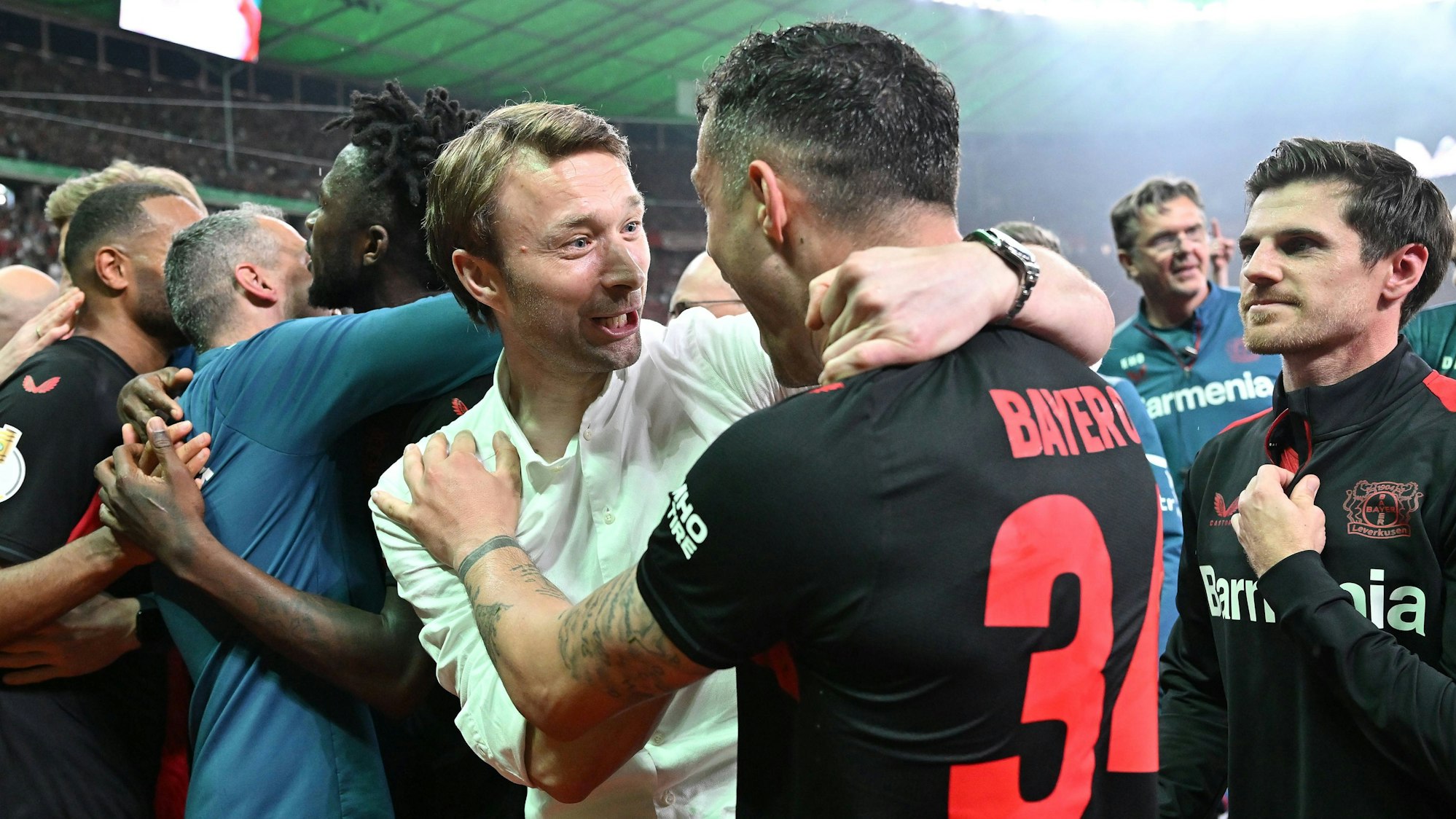 Simon Rolfes und Granit Xhaka nach dem Sieg im DFB-Pokalfinale 2024.