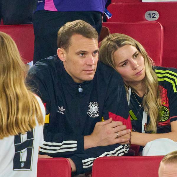 Manuel Neuer und seine Frau Anika bei einem Fußballspiel.