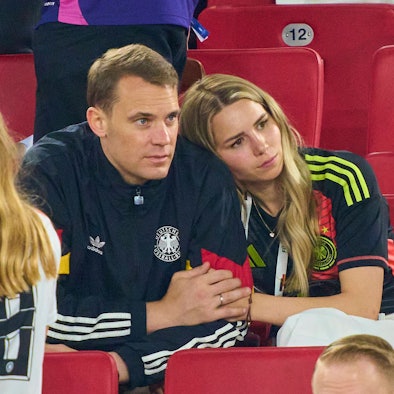 Manuel Neuer und seine Frau Anika bei einem Fußballspiel.