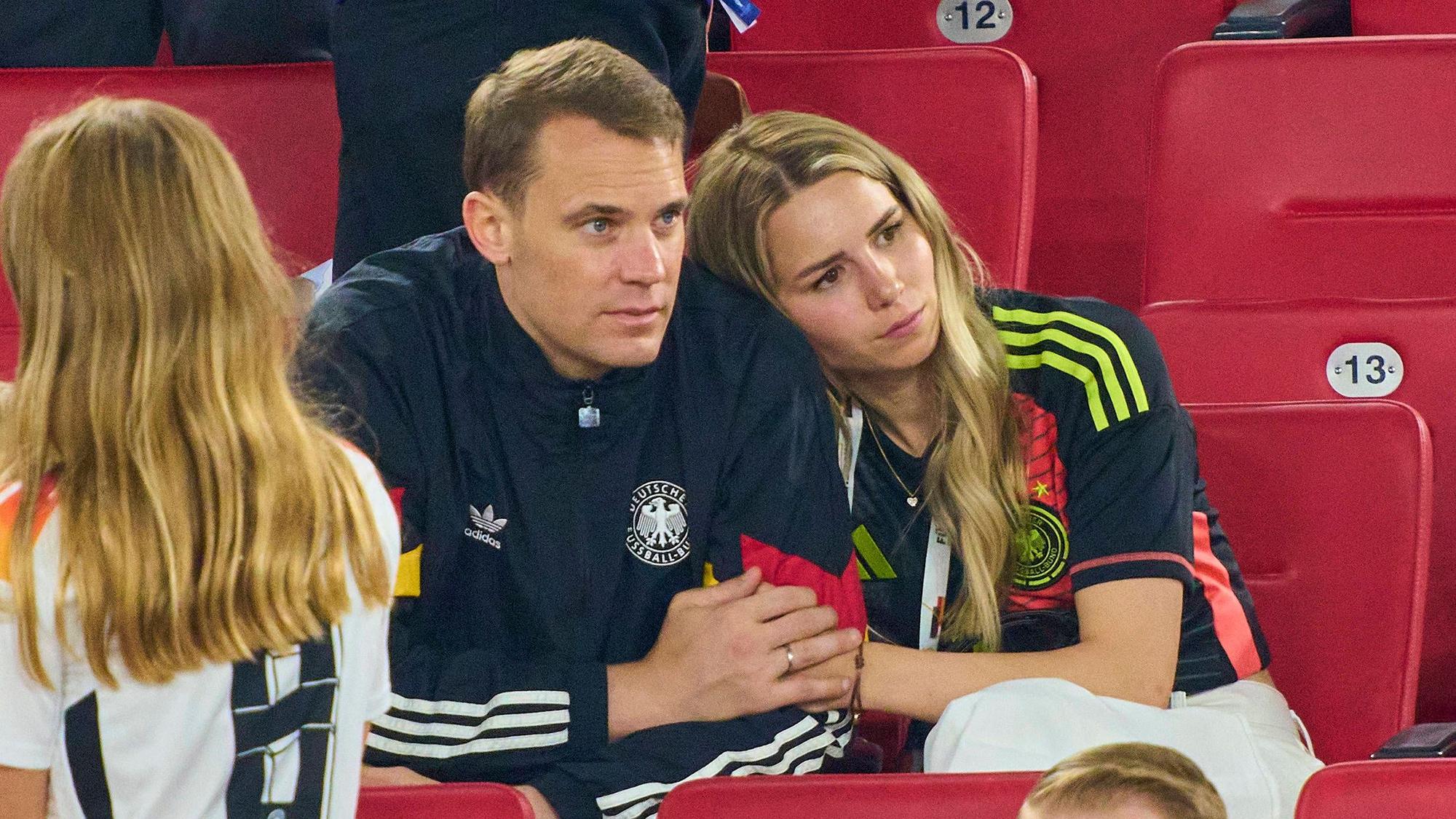 Manuel Neuer und seine Frau Anika bei einem Fußballspiel.