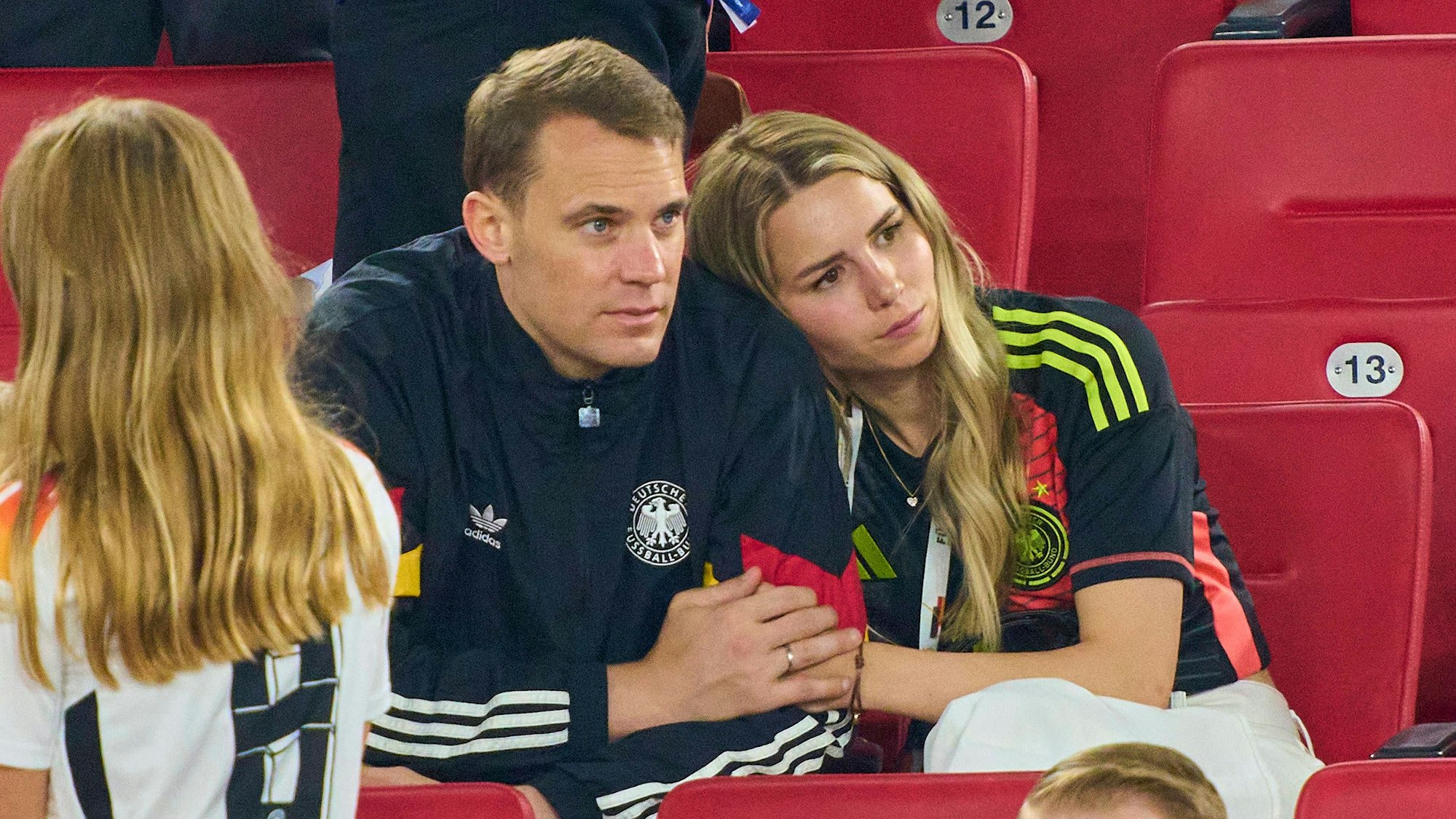 Manuel Neuer und seine Frau Anika bei einem Fußballspiel.