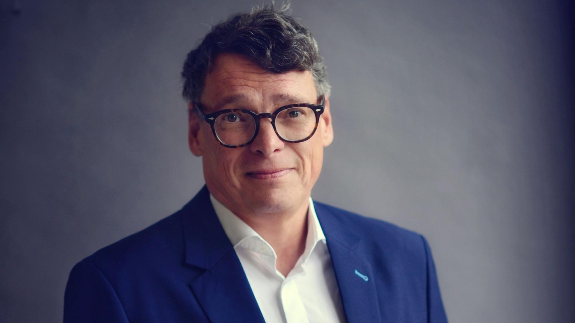 Portraitfoto von Gerald Selch, Chefredakteur des „Kölner Stadt-Anzeiger“ vor einem neutralen Hintergrund
