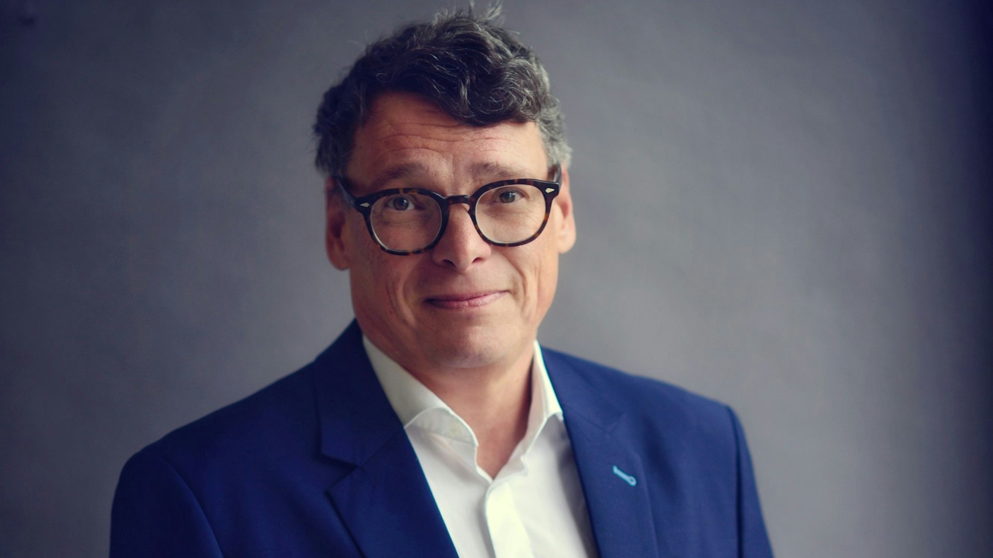 Portraitfoto von Gerald Selch, Chefredakteur des „Kölner Stadt-Anzeiger“ vor einem neutralen Hintergrund