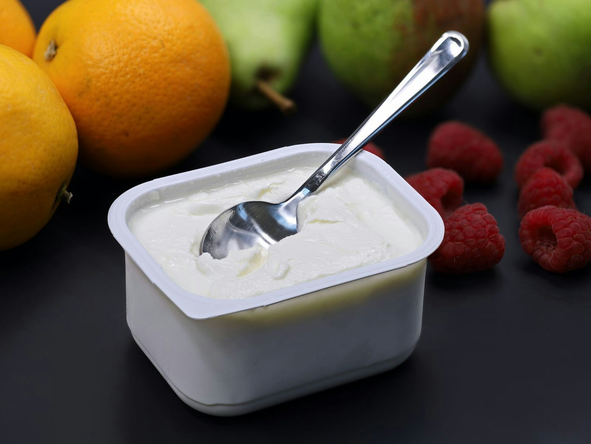 Quark aus dem Kühlschrank kühlt nicht nur die Einstichstelle, sondern kann durch die enthaltenden Mineralstoffe und Milchsäuren auch dafür sorgen, dass der Haut Flüssigkeit entzogen wird und damit auch der Mückenspeichel. Tragen Sie ihn fingerbreit direkt auf den Mückenstich auf und wickeln Sie ein Tuch darum. Der Quark wirkt für 20 Minuten, danach können Sie den Vorgang wiederholen. Niemals auf einen aufgekratzten Stich auftragen! (Bild: iStock/Andreas Häuslbetz)
