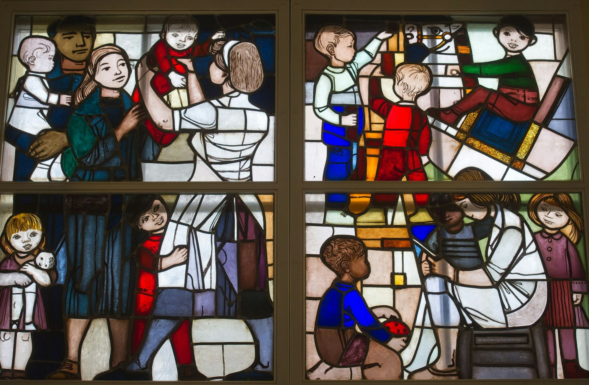 Kinderbetreuung in der ehemaligen DDR, dargestellt in einem Bleiglasfenster im Dokumentationszentrum Alltagskultur der DDR in Eisenhüttenstadt. Eine Folge: Frauen in Ostdeutschland bekommen heute höhere Renten als im Westen. (Symbolbild)
