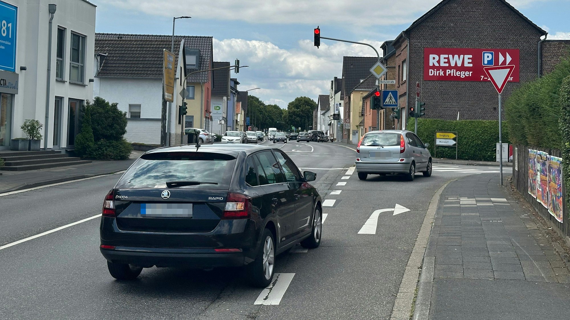 Die eigene Rechtsabbiegespur in die Schulstraße in Niederpleis soll wegfallen und zu einem normalen Rechtsabbieger werden.