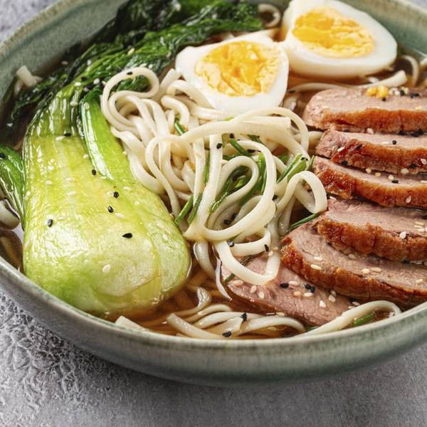 Ramen Suppe mit Ente und Nudeln, mit Eiern und Bok Choy