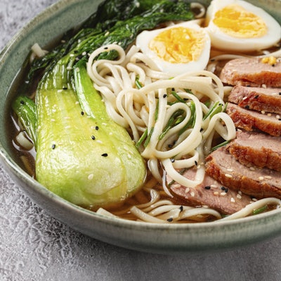 Ramen Suppe mit Ente und Nudeln, mit Eiern und Bok Choy