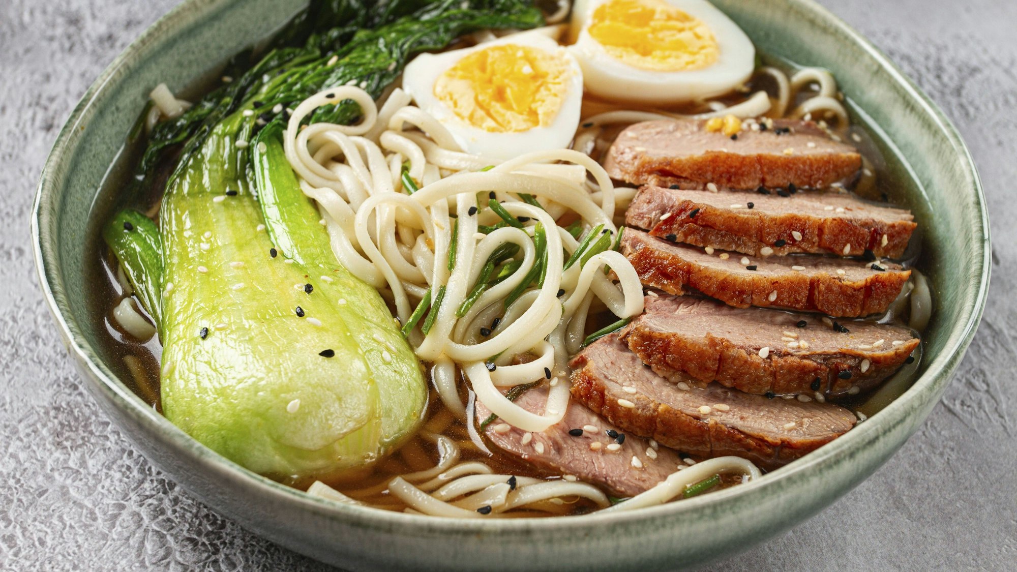 Ramen Suppe mit Ente und Nudeln, mit Eiern und Bok Choy