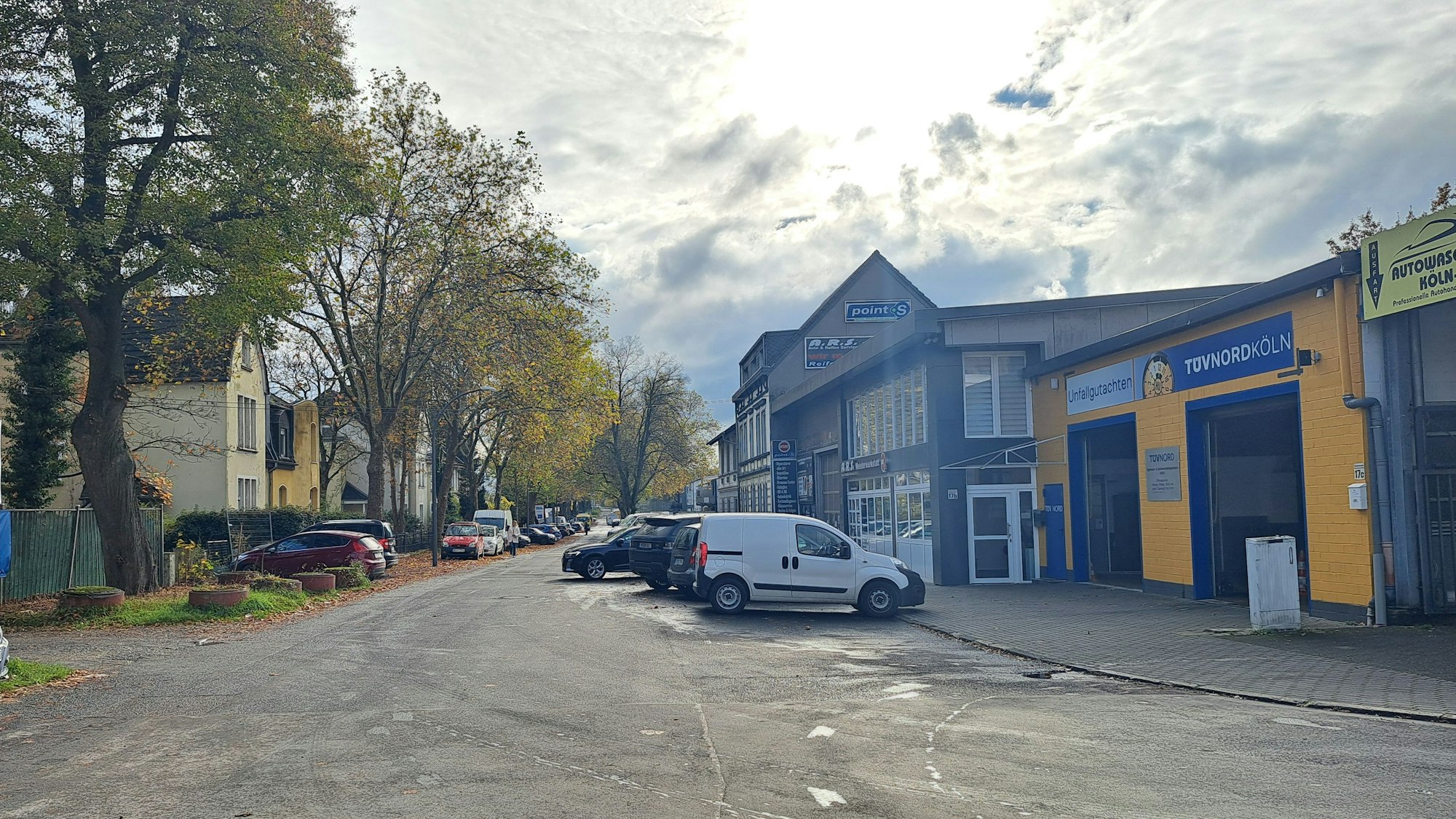 Die Buchholzstraße im Mülheimer Norden ist nicht richtlinienkonform in Gehweg, Fahrbahn, Parkplätze sowie Grünflächen und Baumstandorte aufgeteilt.