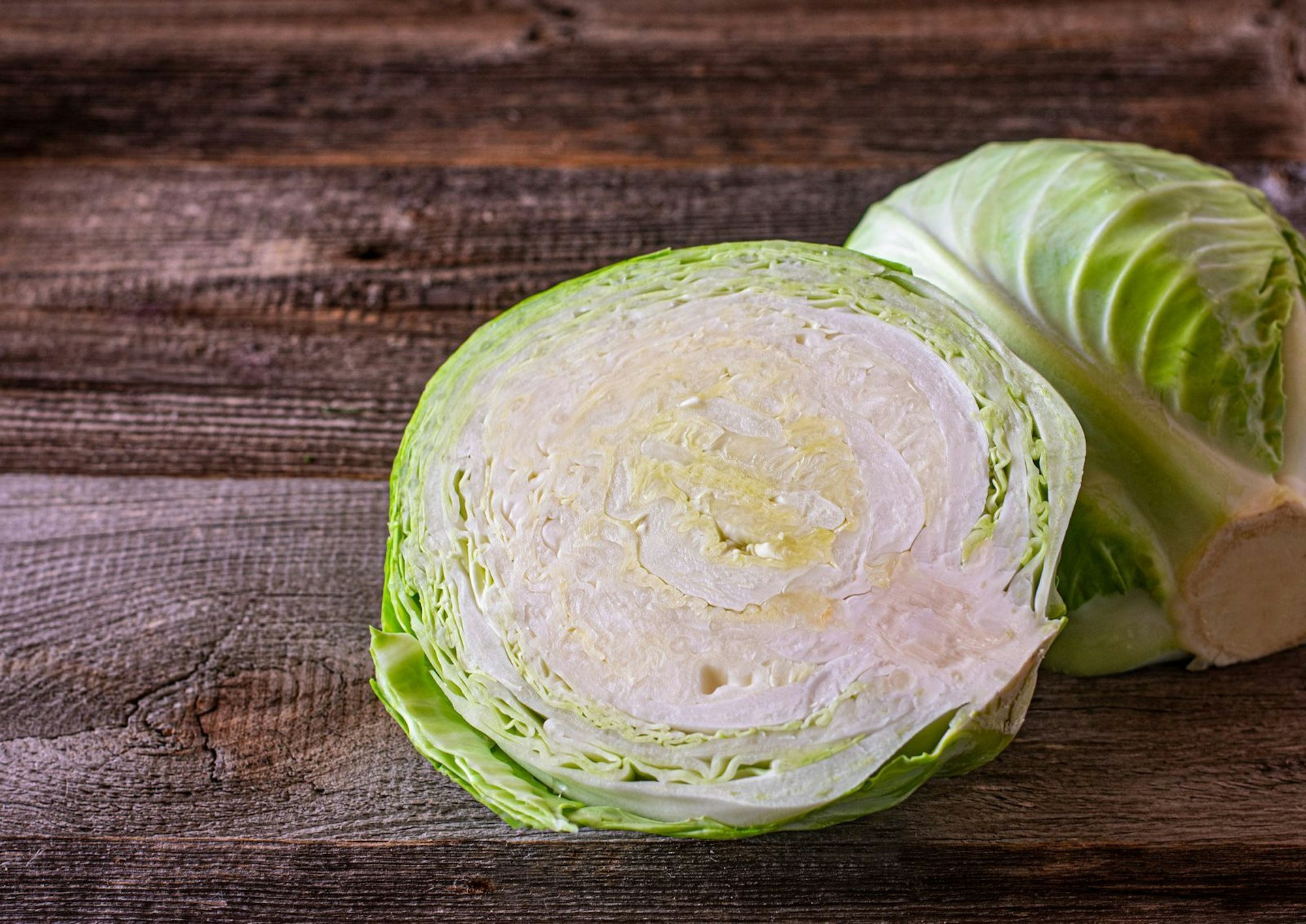 Ähnlich wie der Zwiebelsaft ist auch der Saft von Weißkohl entzündungshemmend und beugt Schwellungen vor. Um den Saft zu erhalten, zerstampfen Sie einige Weißkohlblätter im Mörser oder geben Sie in einen Mixer. Anschließend auf dem Mückenstich verreiben. (Bild: iStock/Angelika Heine)