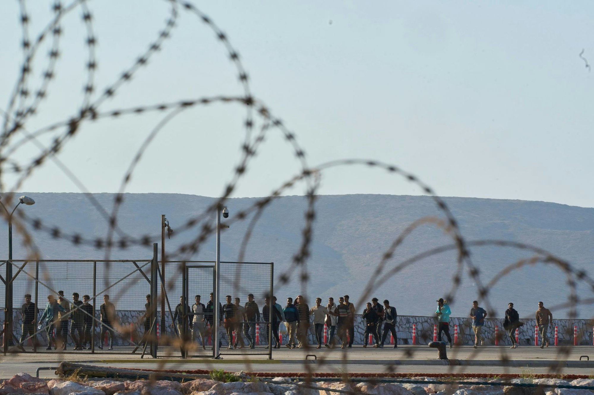 Aus dem Mittelmeer gerettete Migranten, hier im griechischen Hafen von Lavrio.