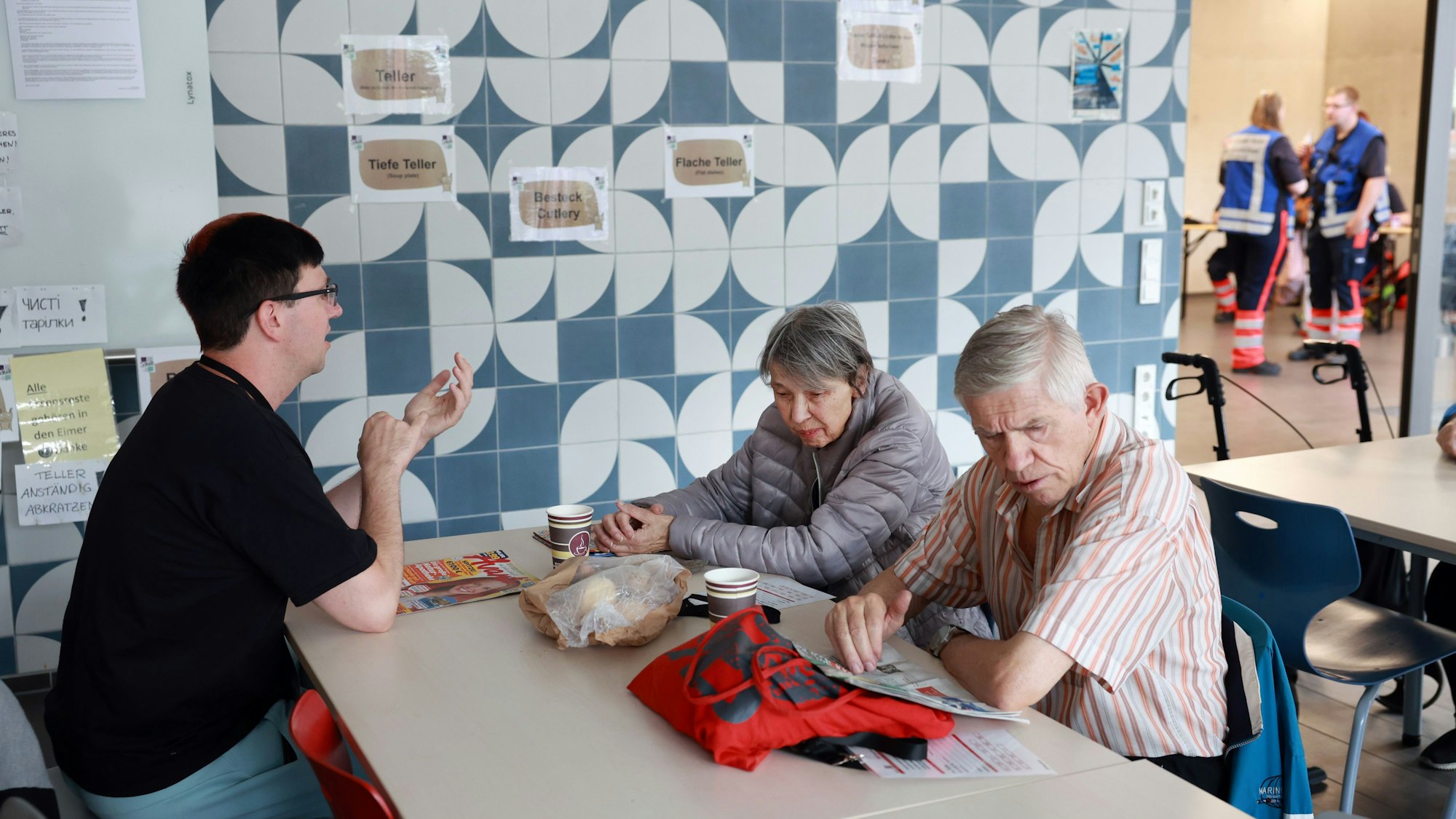 17.07.2025, Köln: Unweit der Universitätsklinik Köln, am Lindenhof, wurde eine 250kg schwere Bombe aus dem Zweiten Weltkrieg gefunden.
Familie Funda in der Evakuierungsunterkunft in der Theodor-Heuss-Realschule.
Foto: Michael Bause