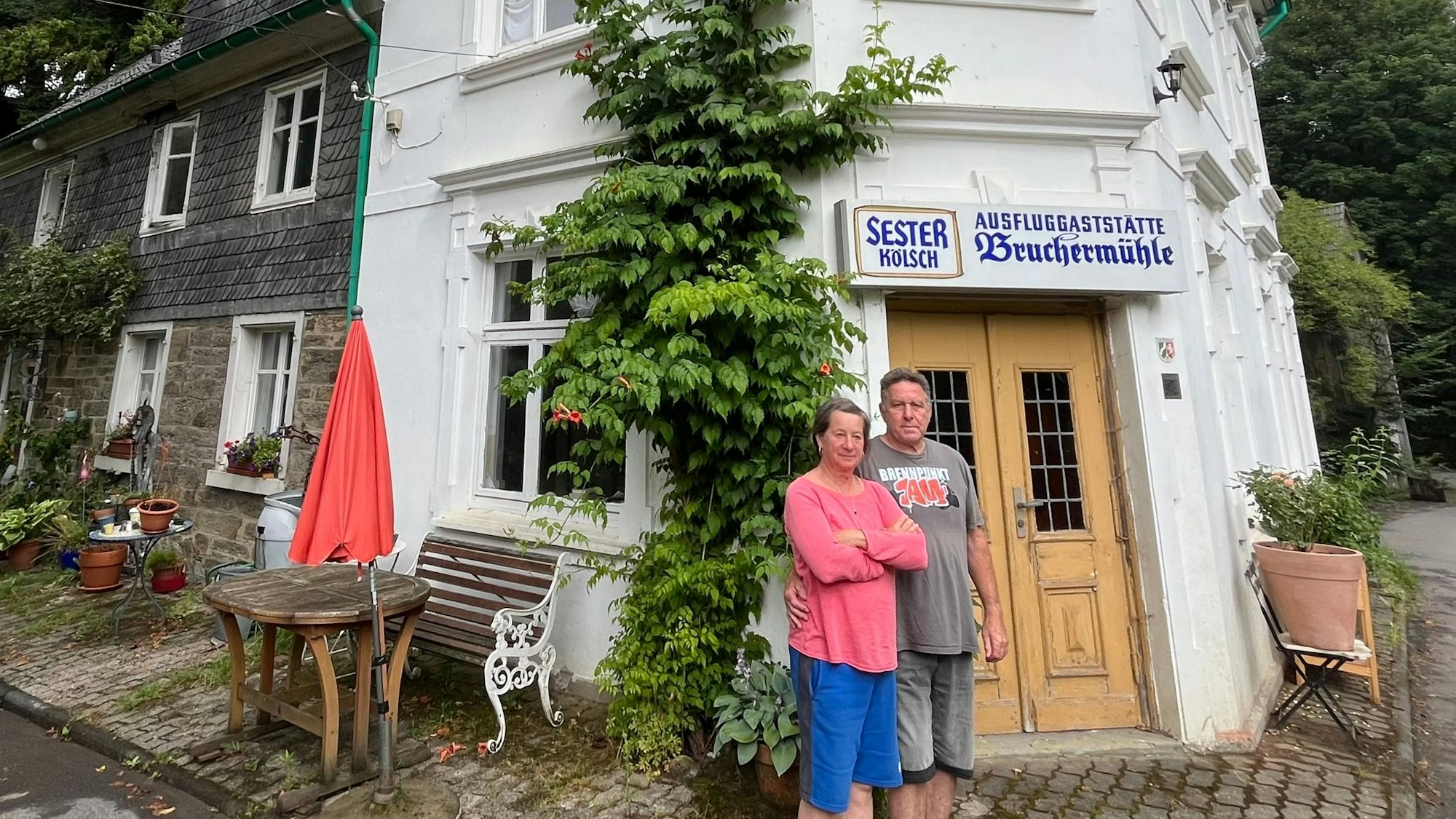 Ina Beimbauer und Rüdiger Porsch vor ihrer Brucher Mühle.