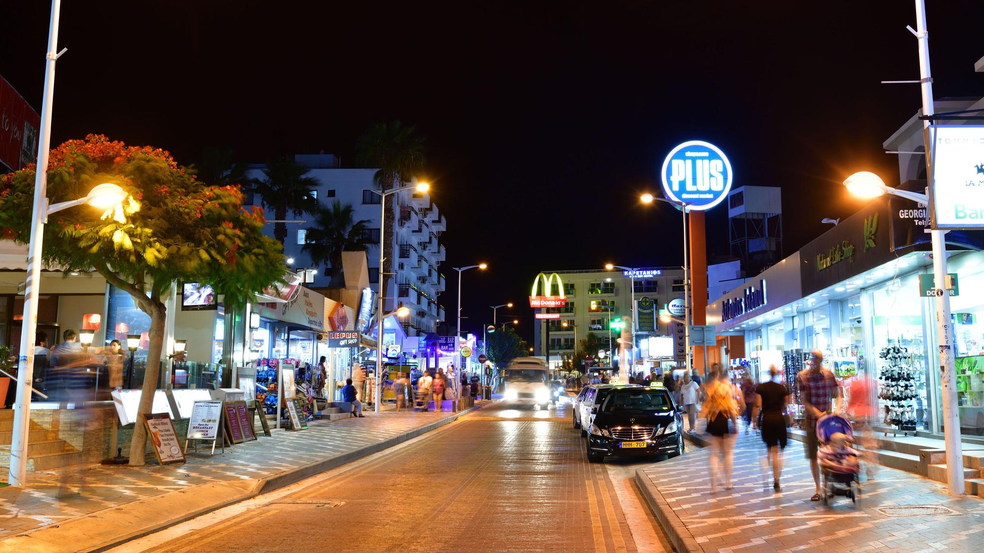 Protaras auf Zypern: Entlang der Hauptstraße zeigt sich das beliebte Touristenziel mit Restaurants, Läden und bunten Lichtern. (Symbolbild)