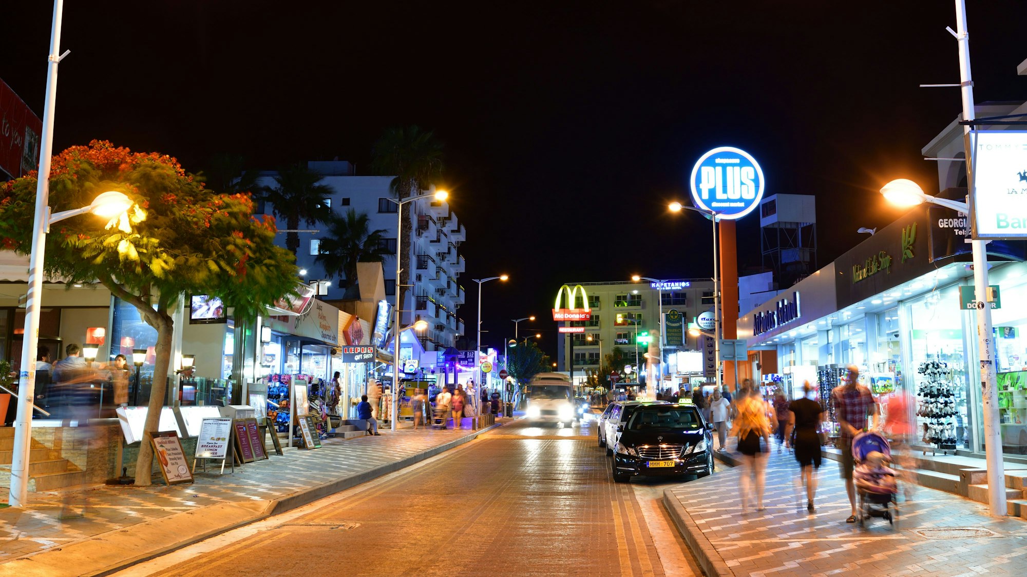 Protaras auf Zypern: Entlang der Hauptstraße zeigt sich das beliebte Touristenziel mit Restaurants, Läden und bunten Lichtern. (Symbolbild)