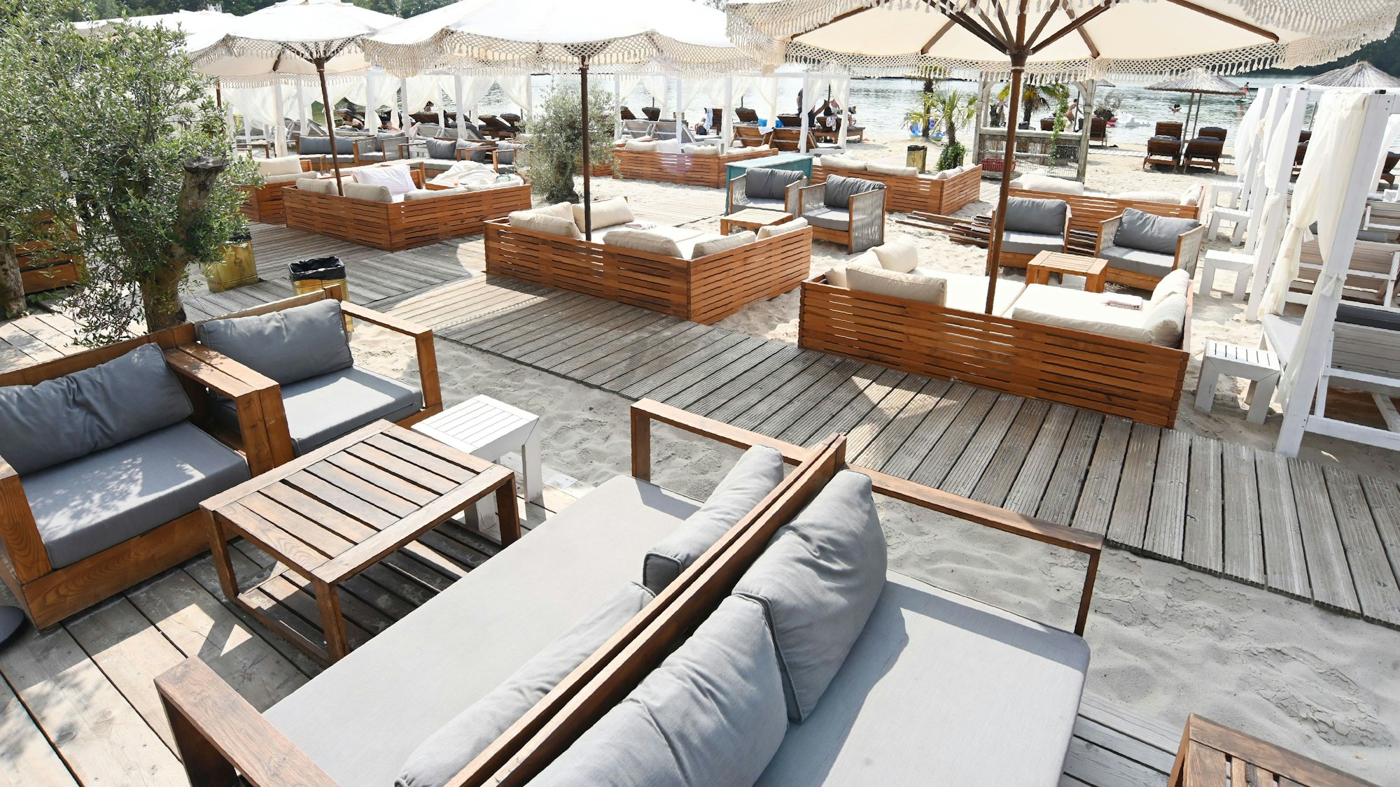 Monkey's Island: Strandbad-Betreiber Marc Förste am Escher See öffnet weiterhin ohne Genehmigung.