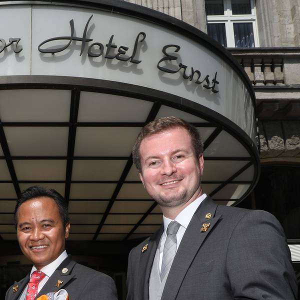 18.06.2025, Köln: Das Excelsior hat nun ein Dreigestirn: Alle Concierges sind nun in der Luxushotel-Traditionsvereinigung „Die Goldenen Schlüssel – Les Clefs d’Or“ Sascha Giesen, Danar Widanarto und Hae-Nam Song (v.r.).Foto: Arton Krasniqi