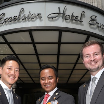 18.06.2025, Köln: Das Excelsior hat nun ein Dreigestirn: Alle Concierges sind nun in der Luxushotel-Traditionsvereinigung „Die Goldenen Schlüssel – Les Clefs d’Or“ Sascha Giesen, Danar Widanarto und Hae-Nam Song (v.r.).Foto: Arton Krasniqi