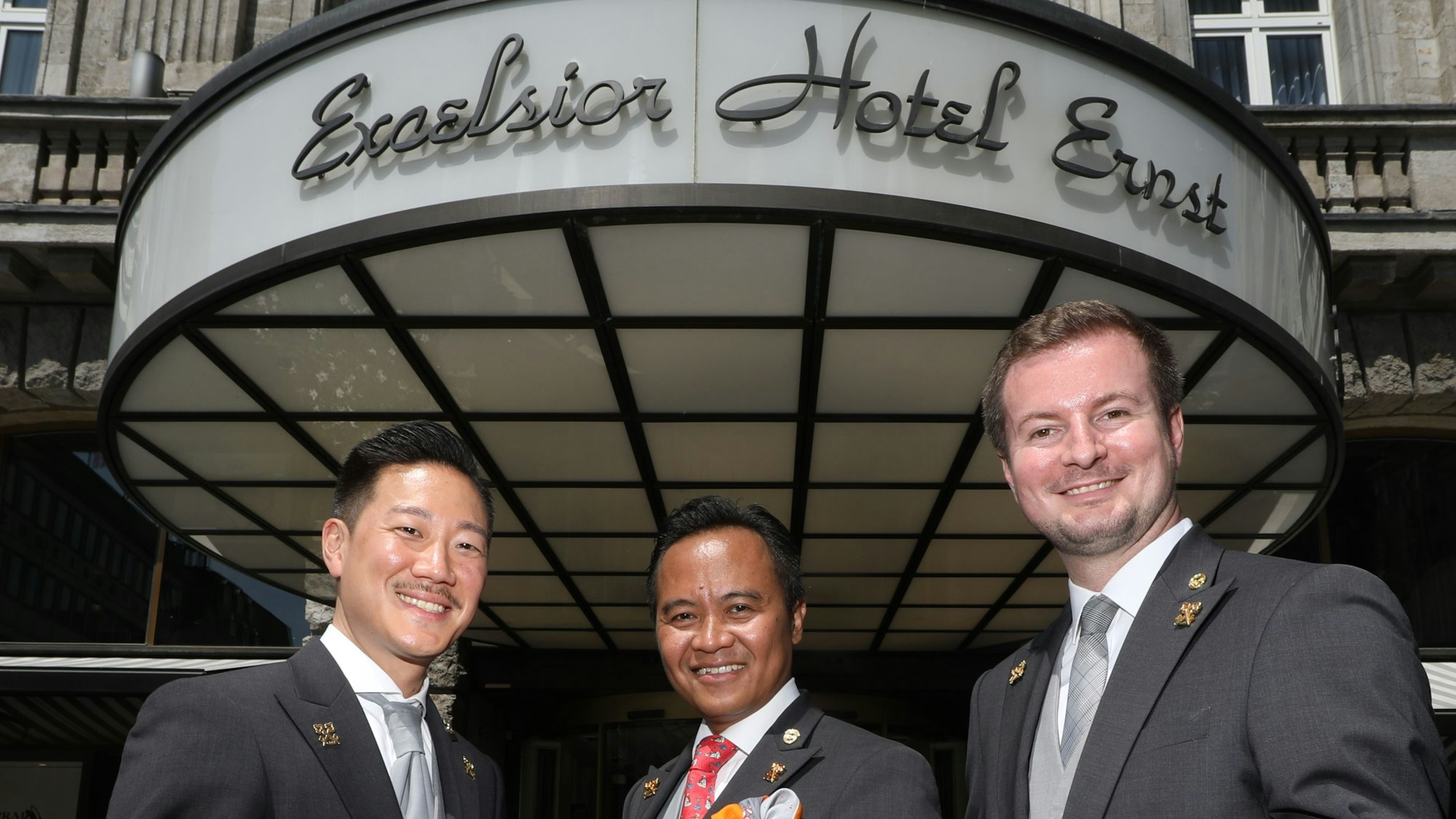 18.06.2025, Köln: Das Excelsior hat nun ein Dreigestirn: Alle Concierges sind nun in der Luxushotel-Traditionsvereinigung „Die Goldenen Schlüssel – Les Clefs d’Or“ Sascha Giesen, Danar Widanarto und Hae-Nam Song (v.r.).Foto: Arton Krasniqi