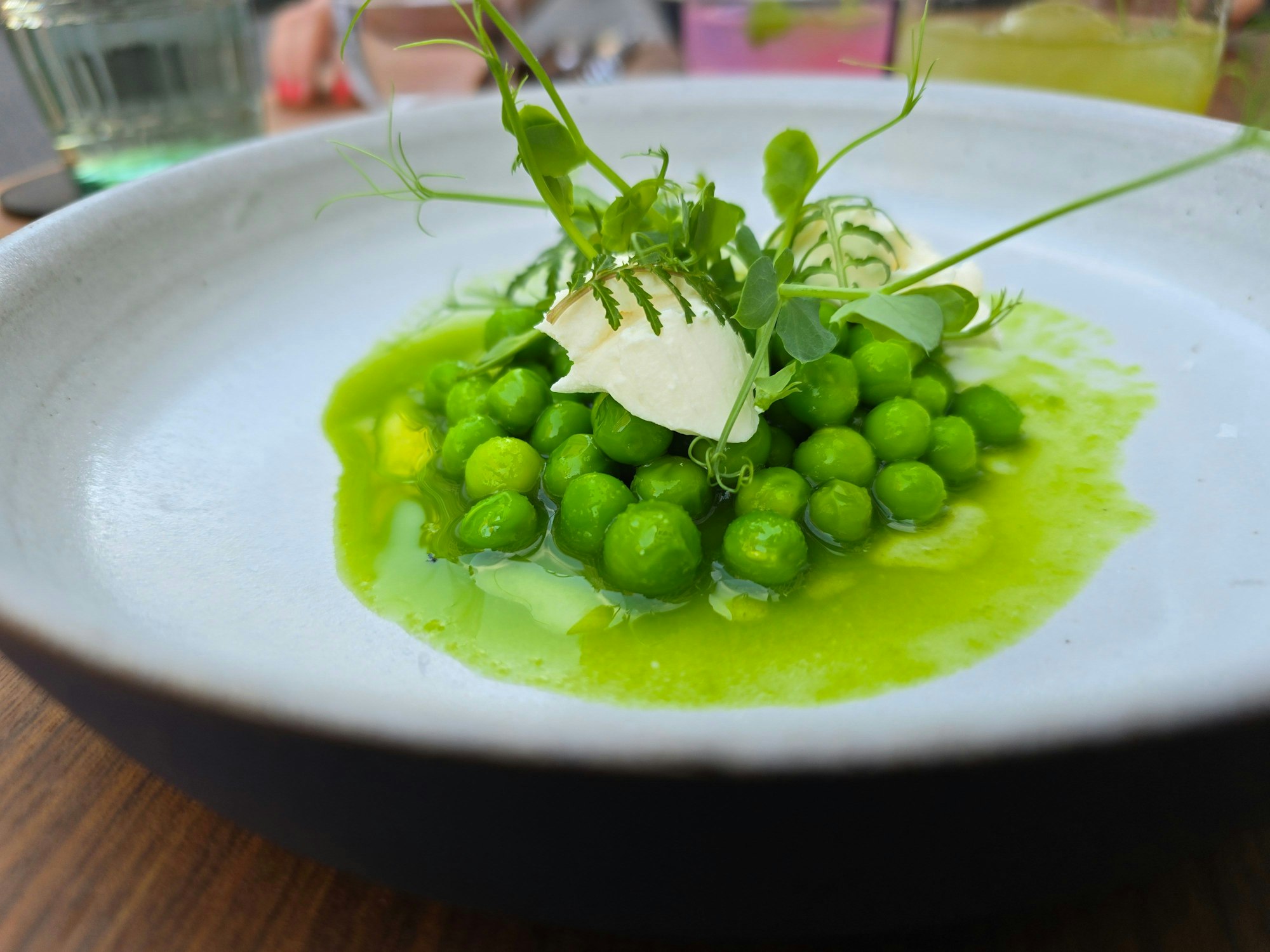 Erbsen mit Frischkäse-Nocken