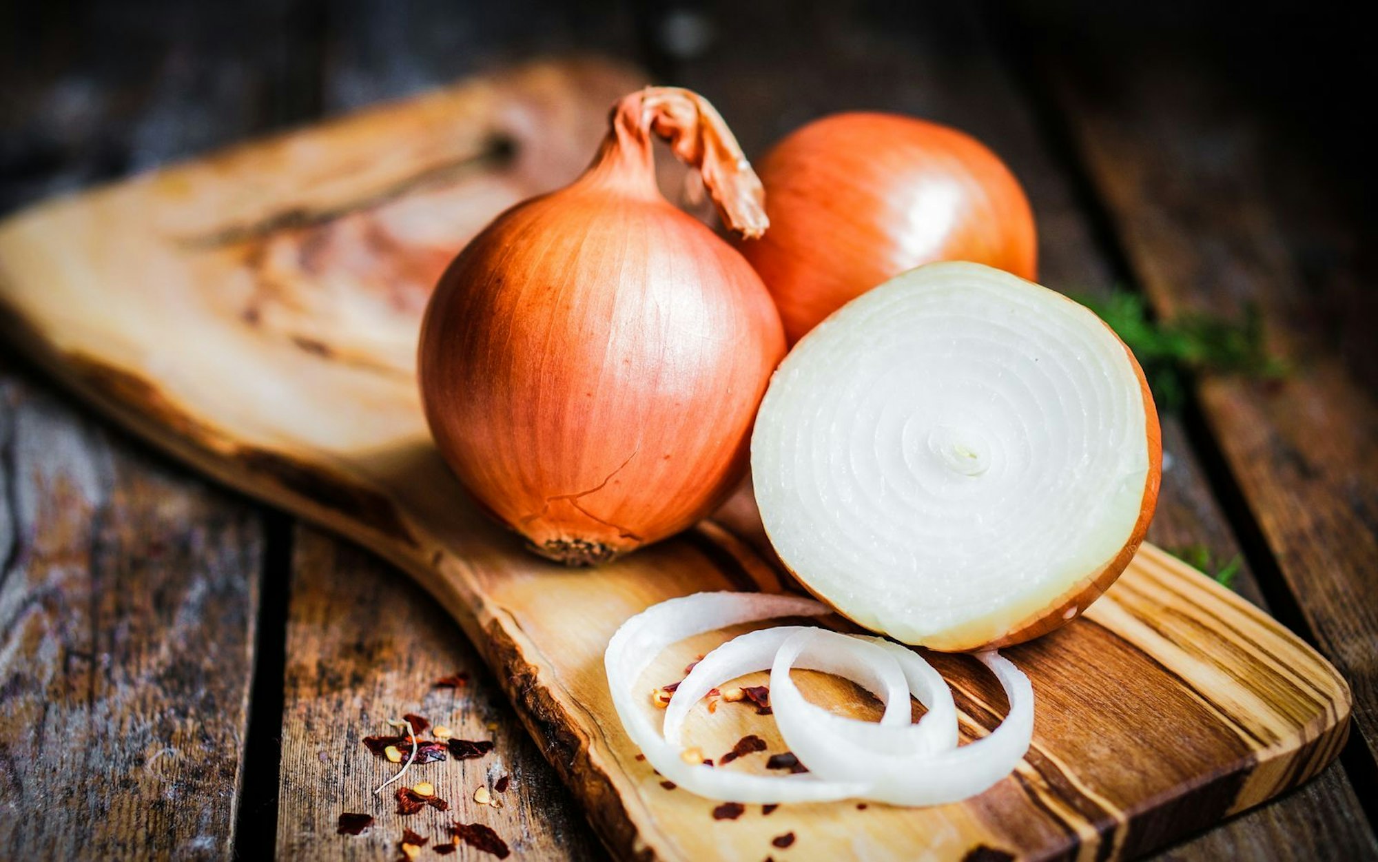 Auch eine Zwiebel ist in den meisten Haushalten schnell zur Hand und wirkt prima gegen das Jucken. Der Schwefel im Saft der Zwiebel wirkt desinfizierend und antibakteriell und sorgt dafür, dass keine Schwellung entsteht. Schneiden Sie dazu eine Zwiebel in zwei Hälfen und legen Sie eine Hälfte für einige Minuten auf den Mückenstich. Allerdings sollten Sie diese Methode unmittelbar nach Stich anwenden, damit sie ihre volle Wirkung entfaltet. (Bild: iStock/ehaurylik)