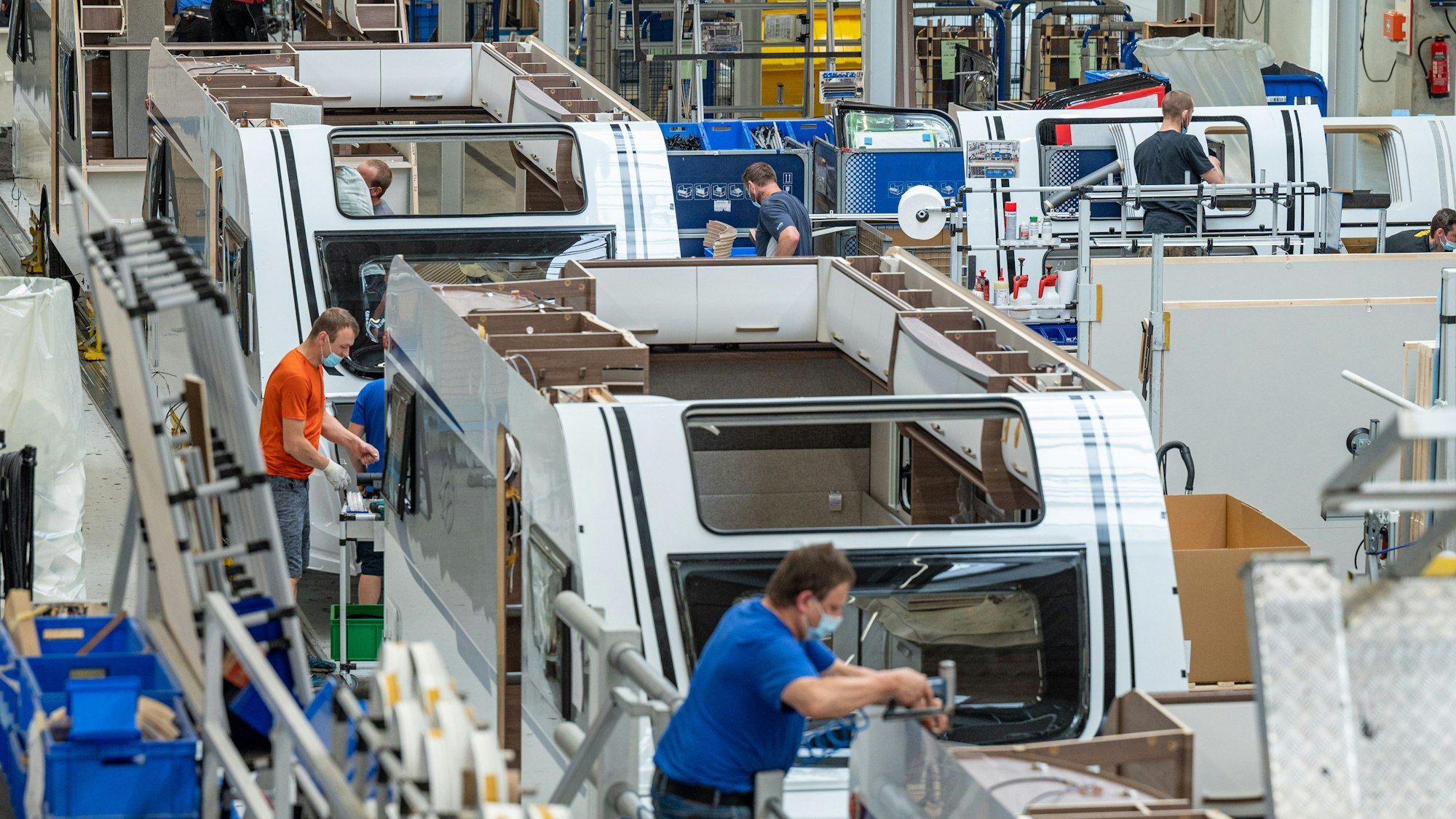 Arbeiter montieren Wohnwagen im Werk der Knaus-Tabbert AG.