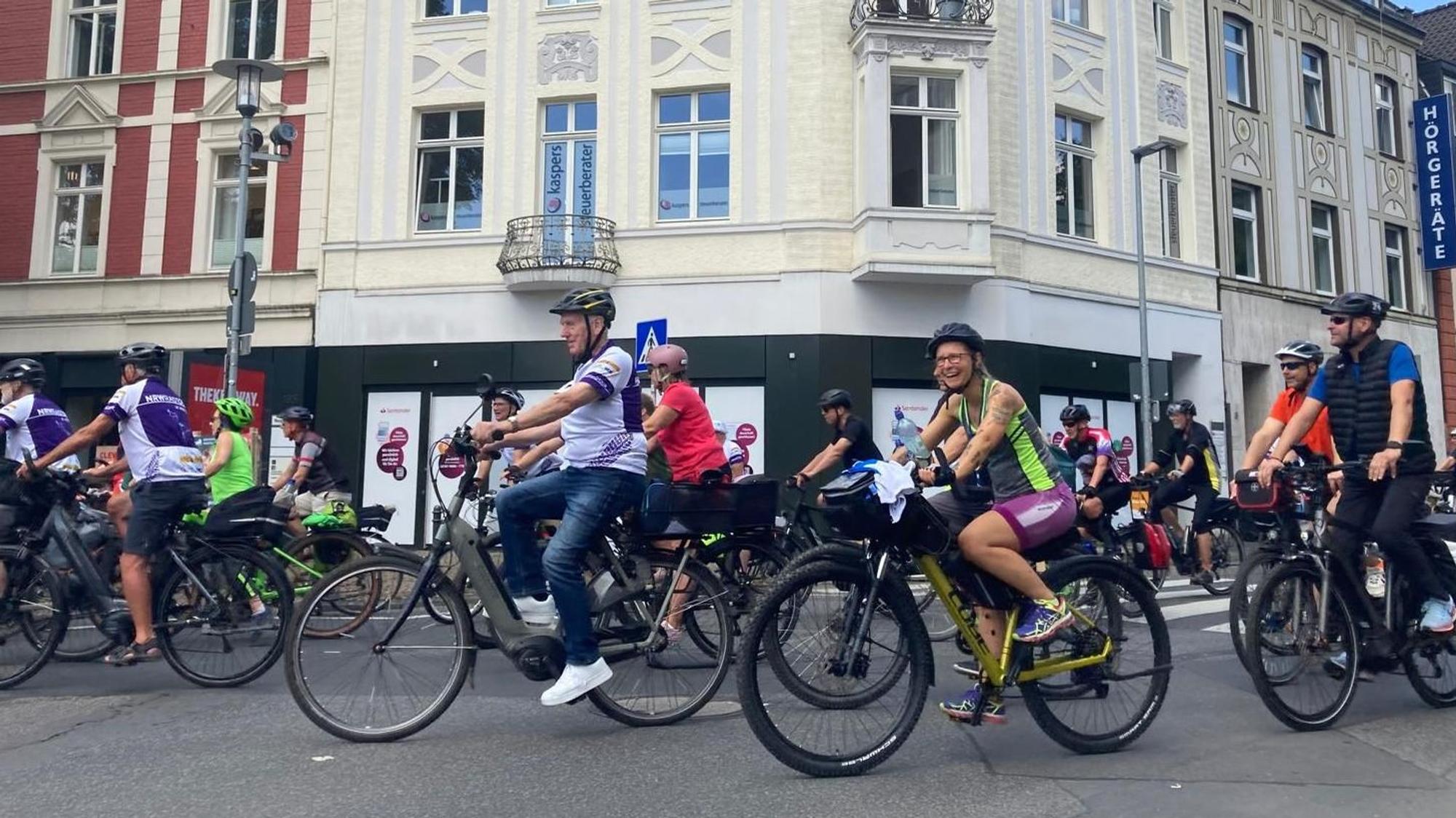 Radfahrer fahren die Paffrather Straße entlang.